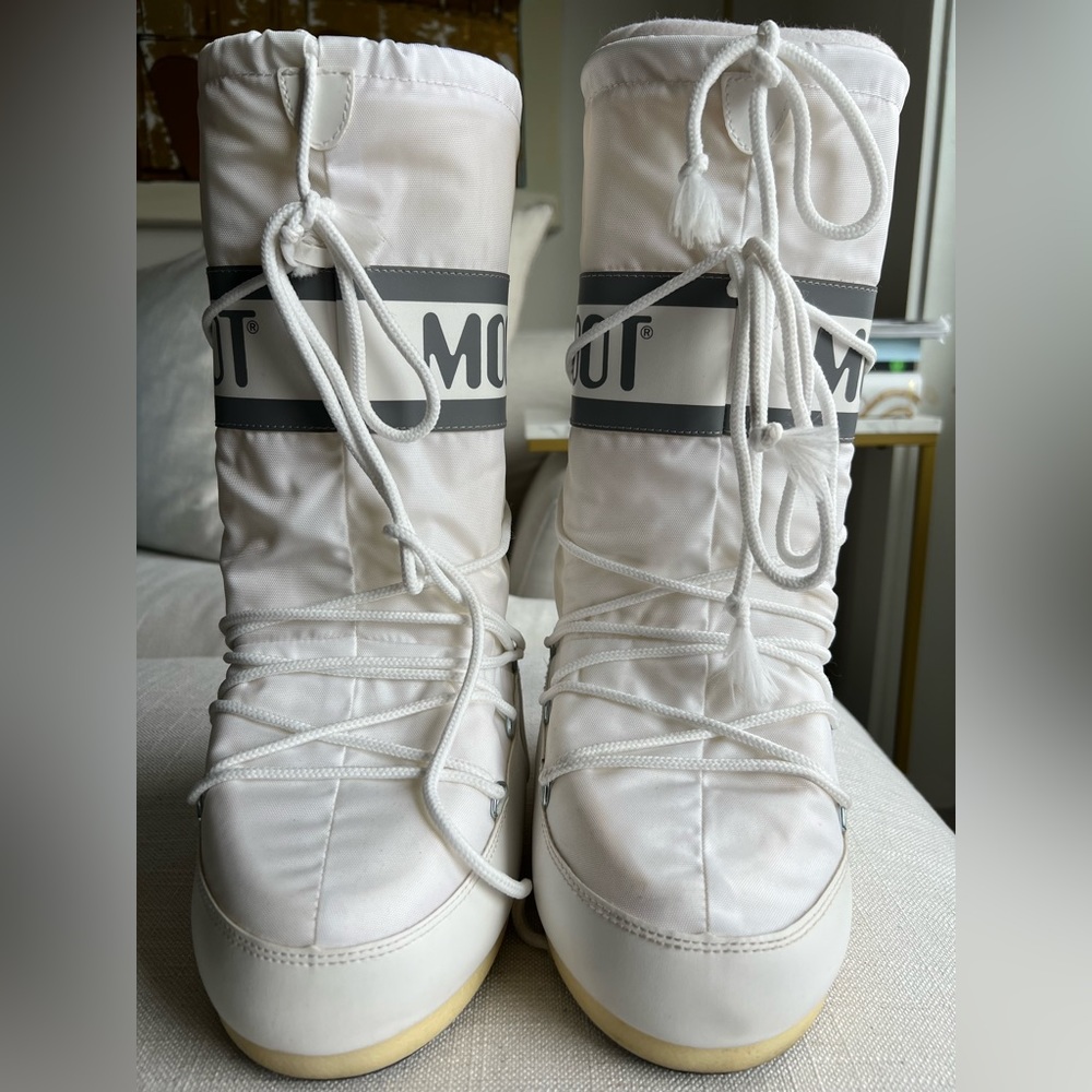 Moon boots. Icon white nylon boots